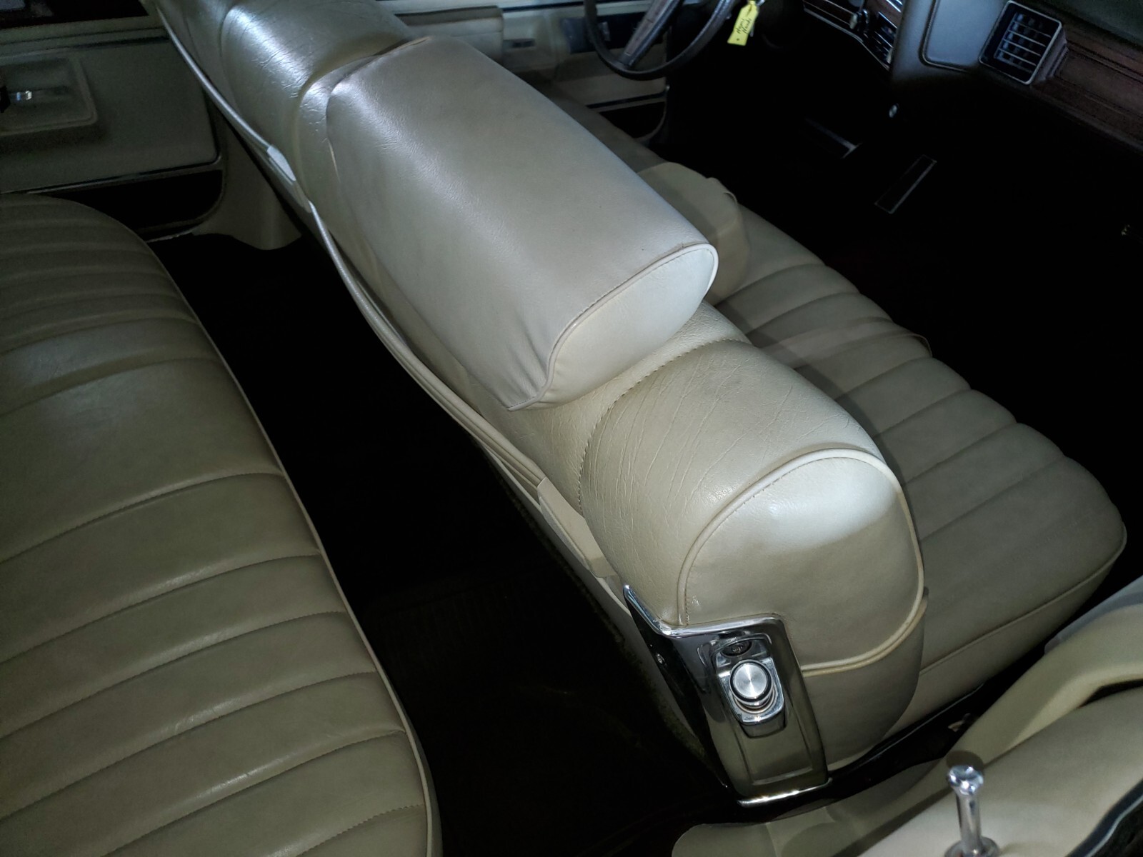 Pontiac-Bonneville-1973-Sedan-32