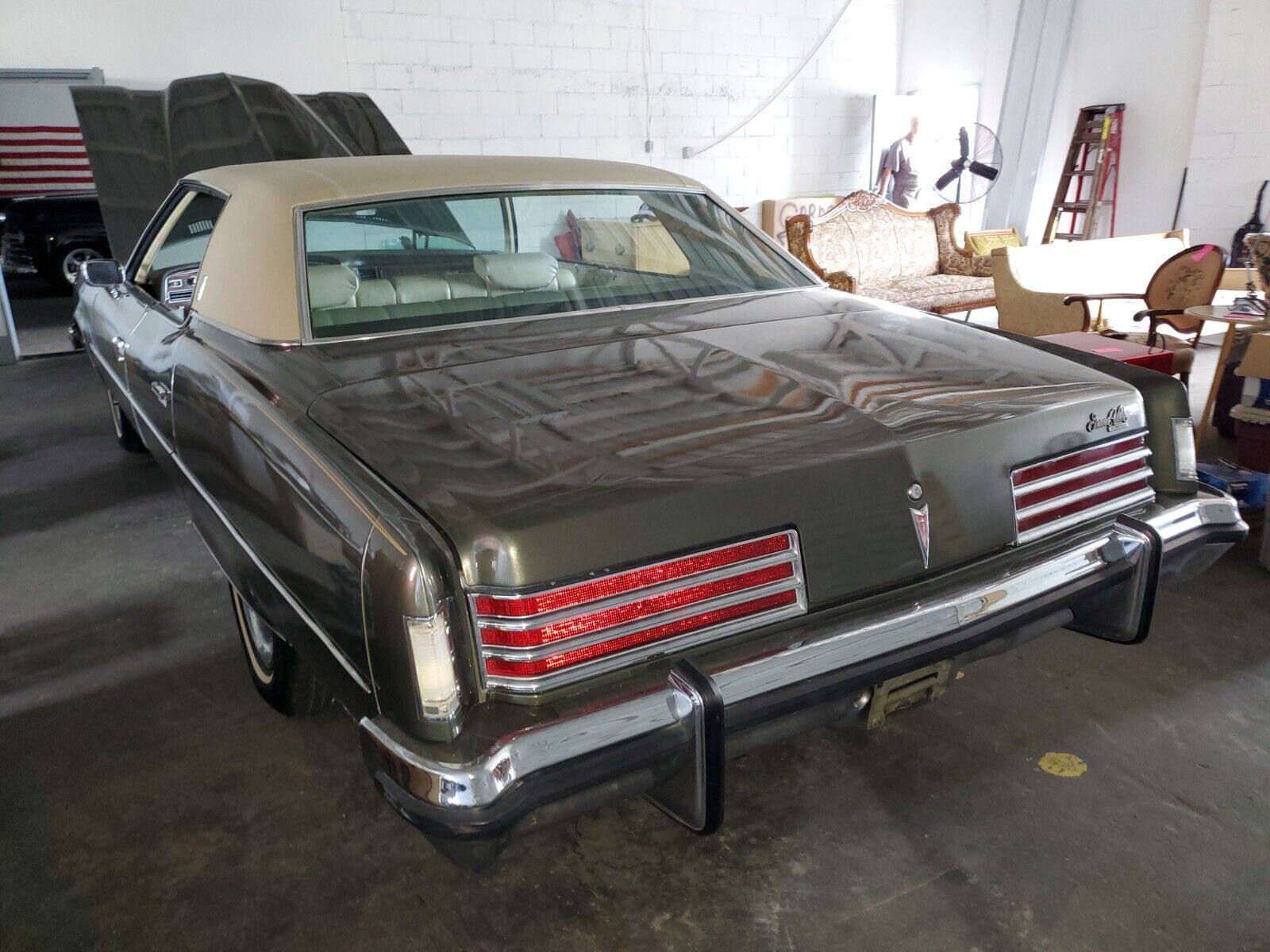 Pontiac-Bonneville-1973-Sedan-33
