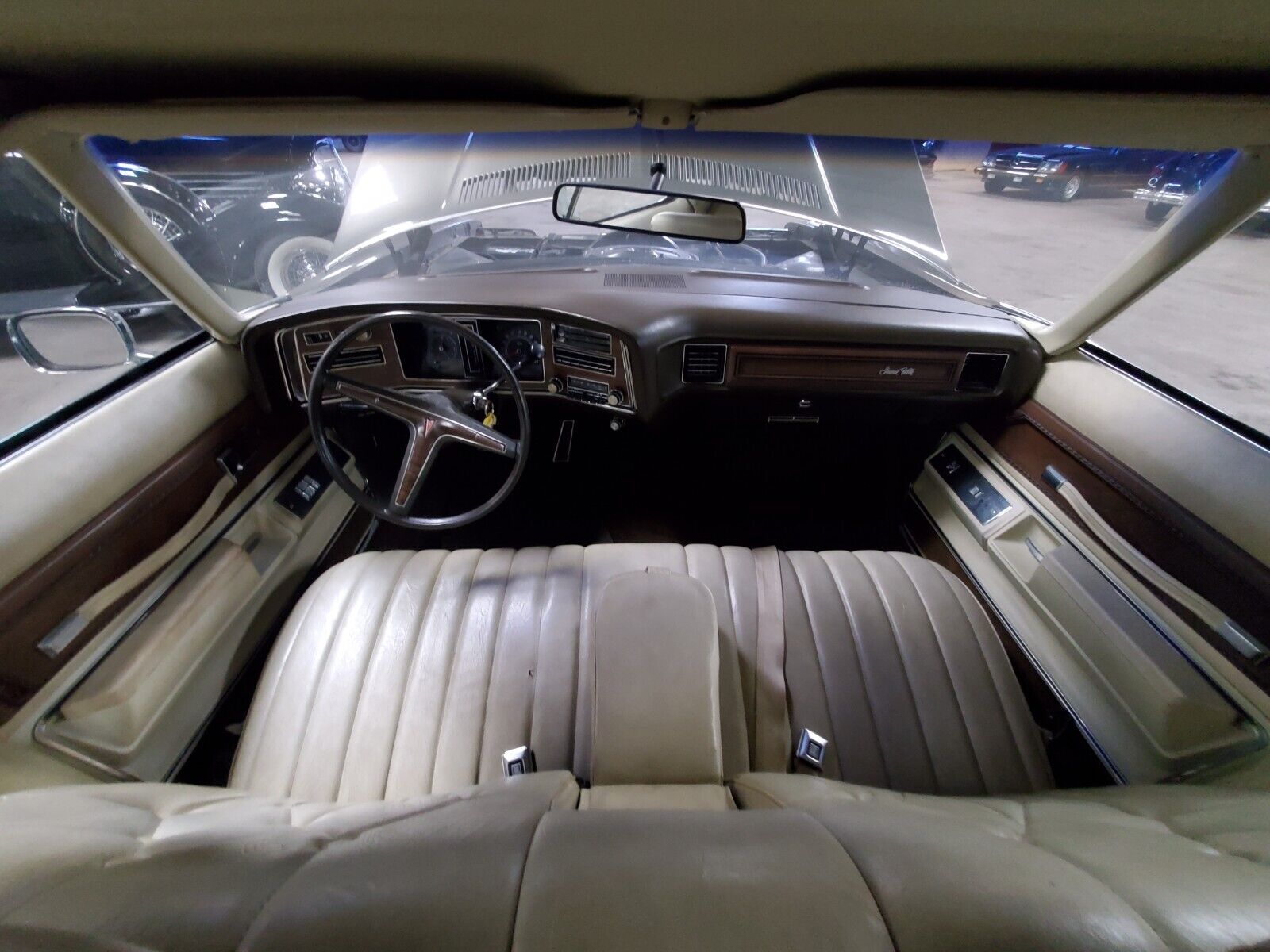 Pontiac-Bonneville-1973-Sedan-34