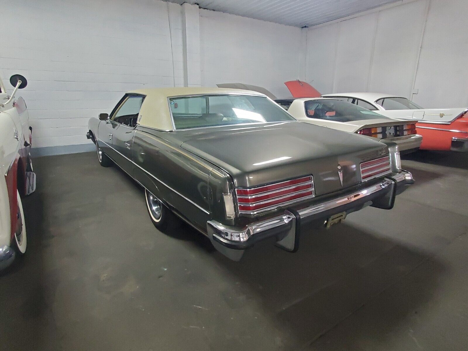 Pontiac-Bonneville-1973-Sedan-4