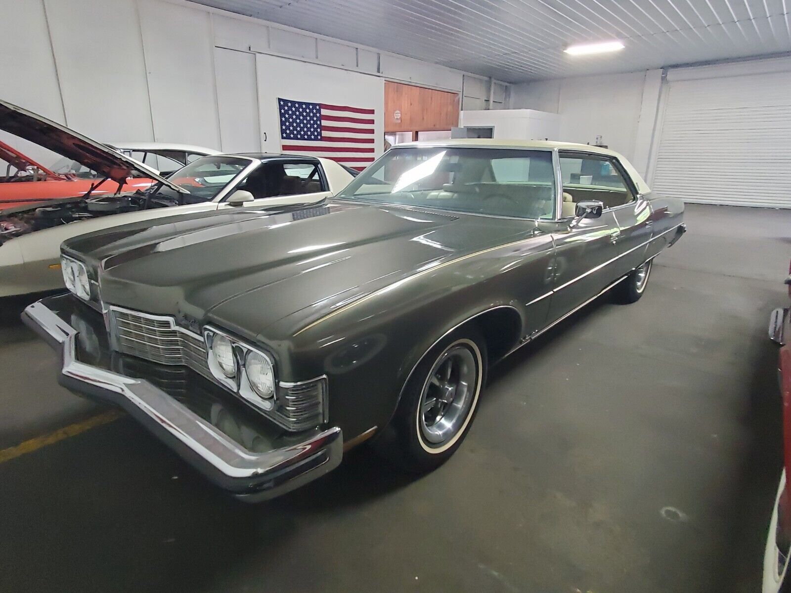 Pontiac-Bonneville-1973-Sedan-6