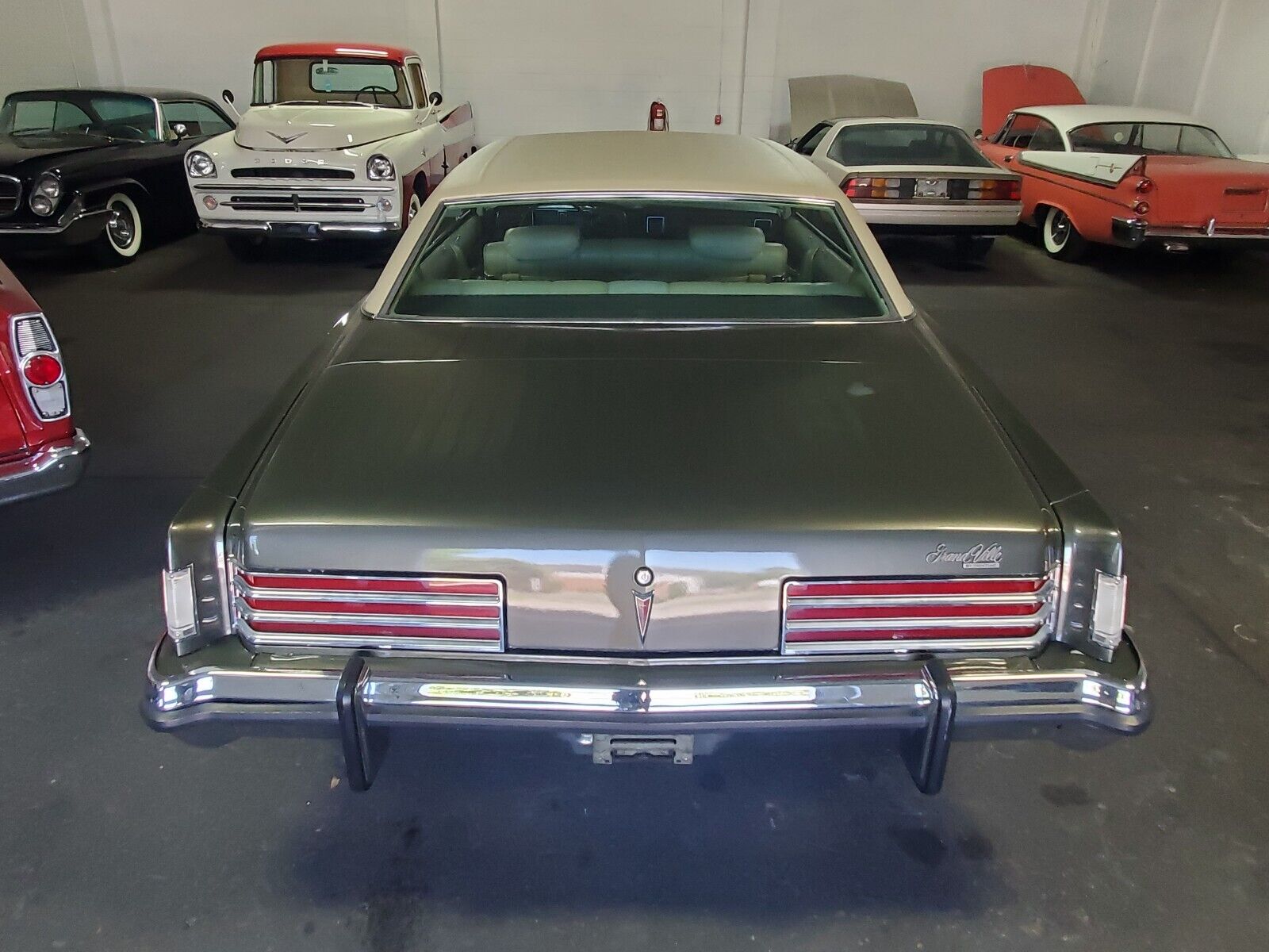 Pontiac-Bonneville-1973-Sedan-7