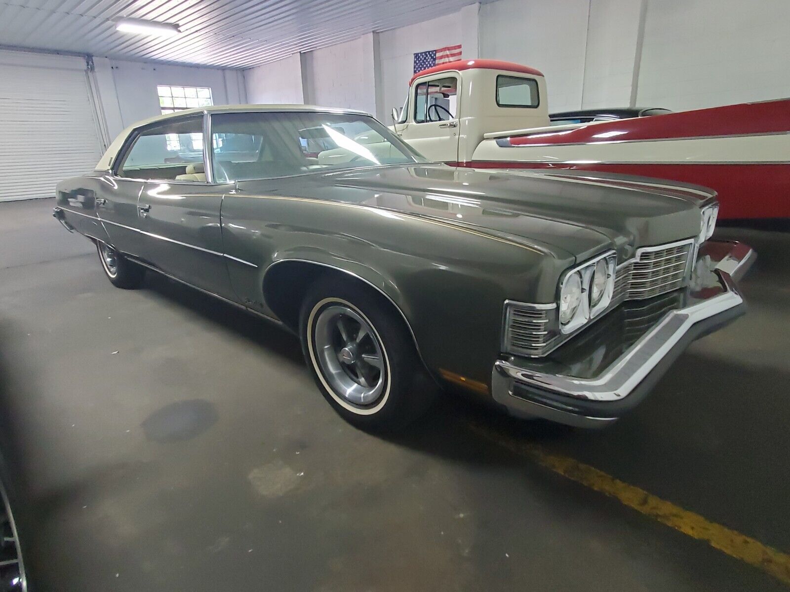 Pontiac-Bonneville-1973-Sedan-8