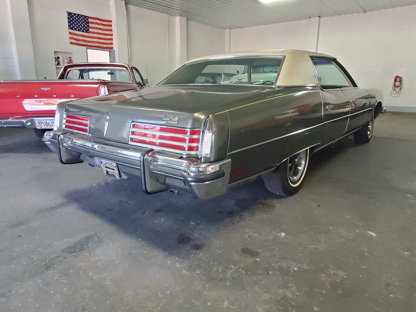 Pontiac-Bonneville-1973-Sedan-9