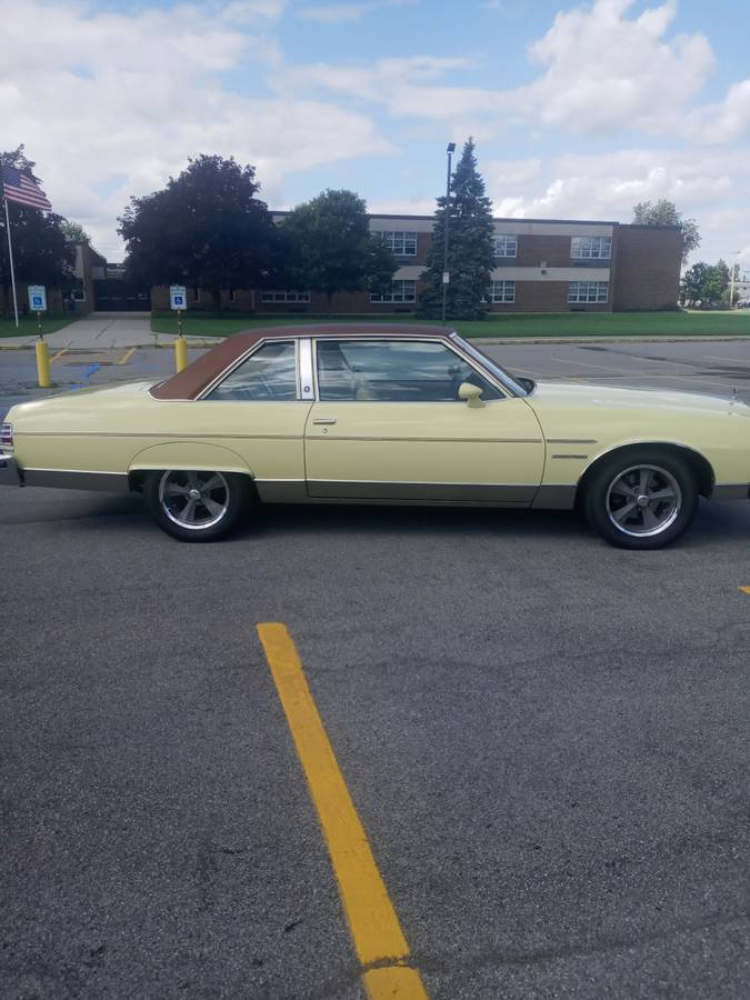 Pontiac Bonneville  1977 yellow