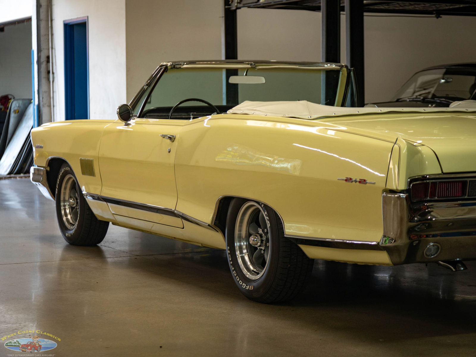 Pontiac-Catalina-22-421CID338HP-V8-1965-2-Door-Convertible-21