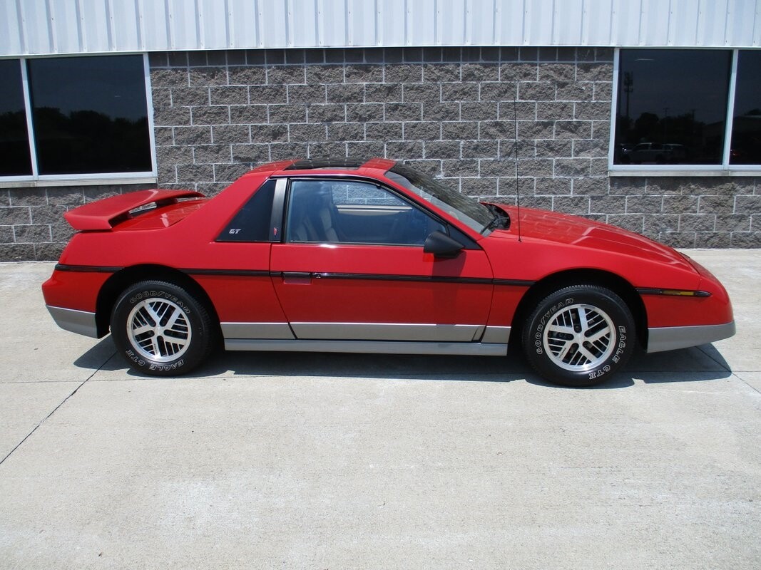 Pontiac-Fiero-1985-10