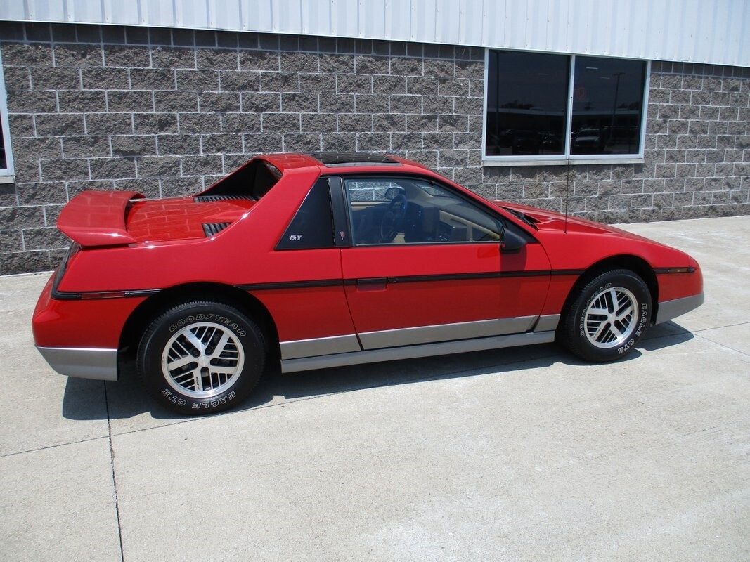 Pontiac-Fiero-1985-11
