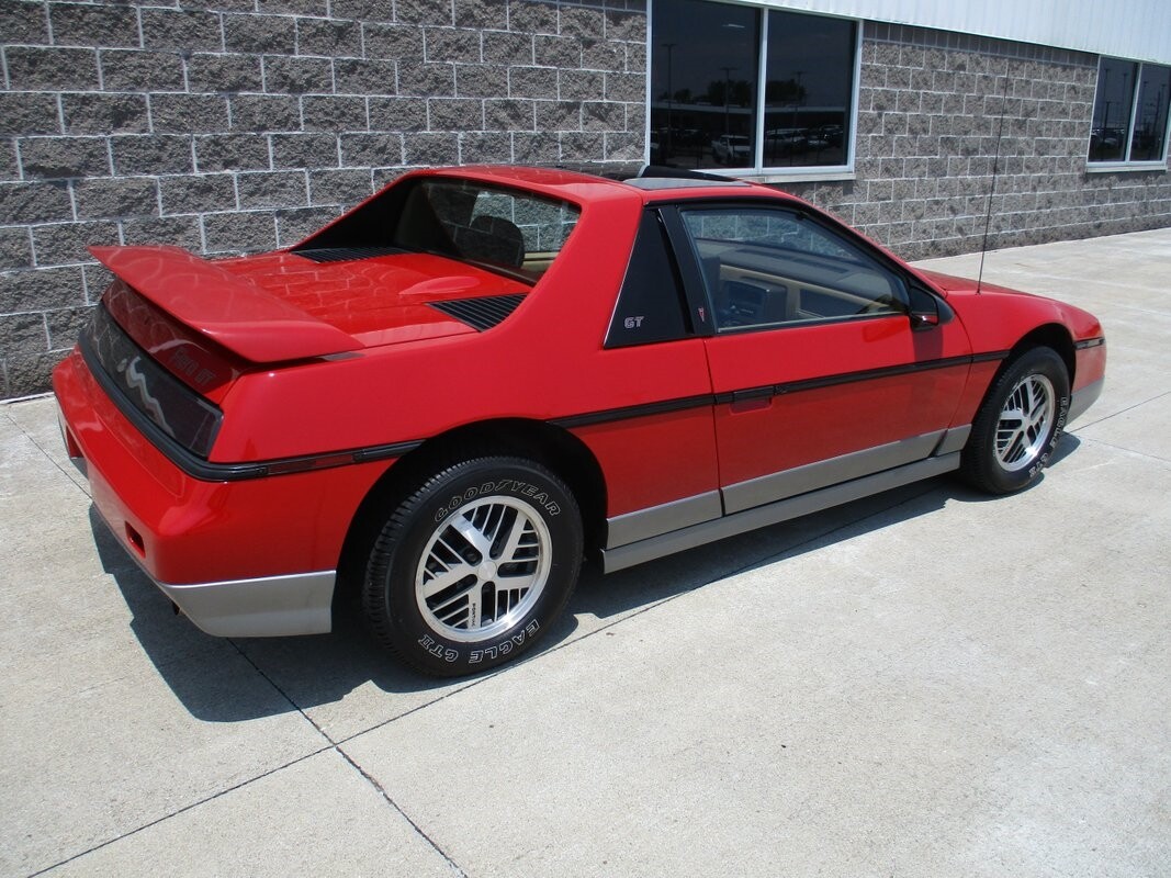 Pontiac-Fiero-1985-12