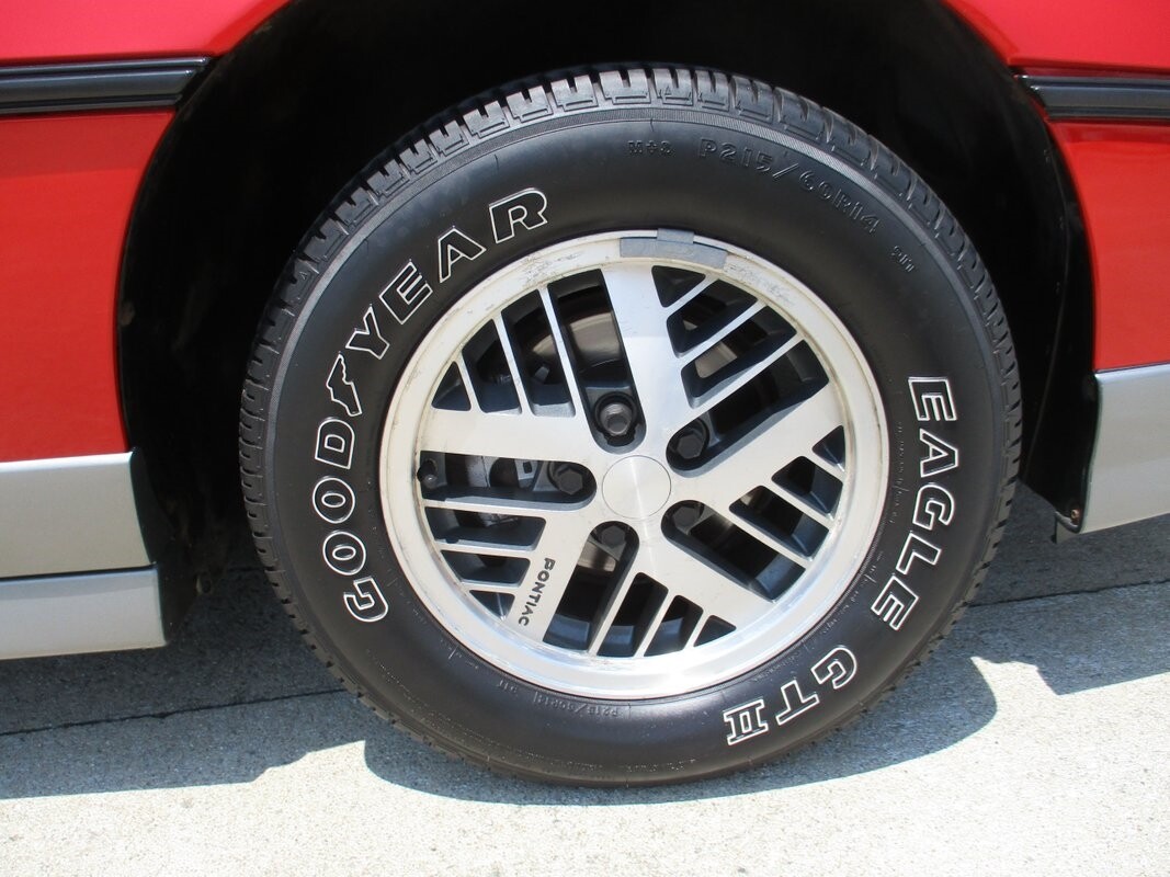 Pontiac-Fiero-1985-24