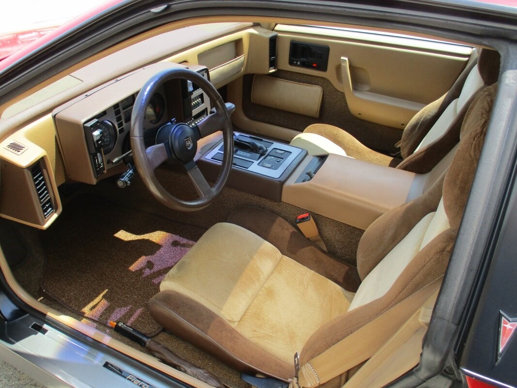Pontiac-Fiero-1985-32