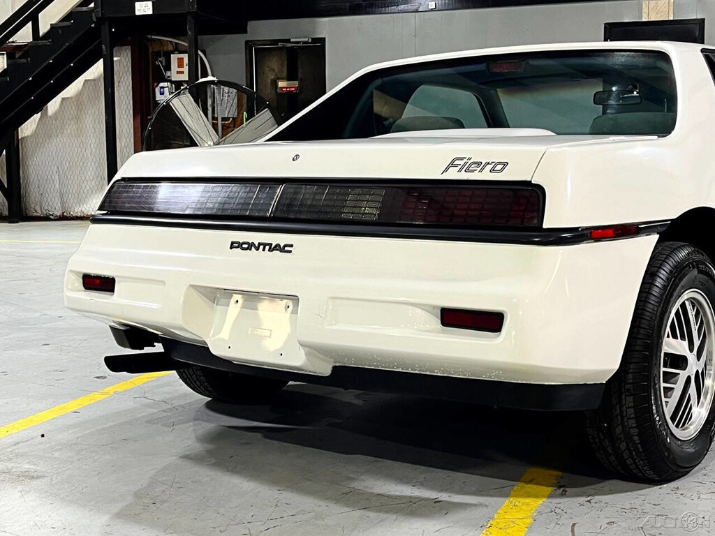 Pontiac-Fiero-1987-Coupe-5