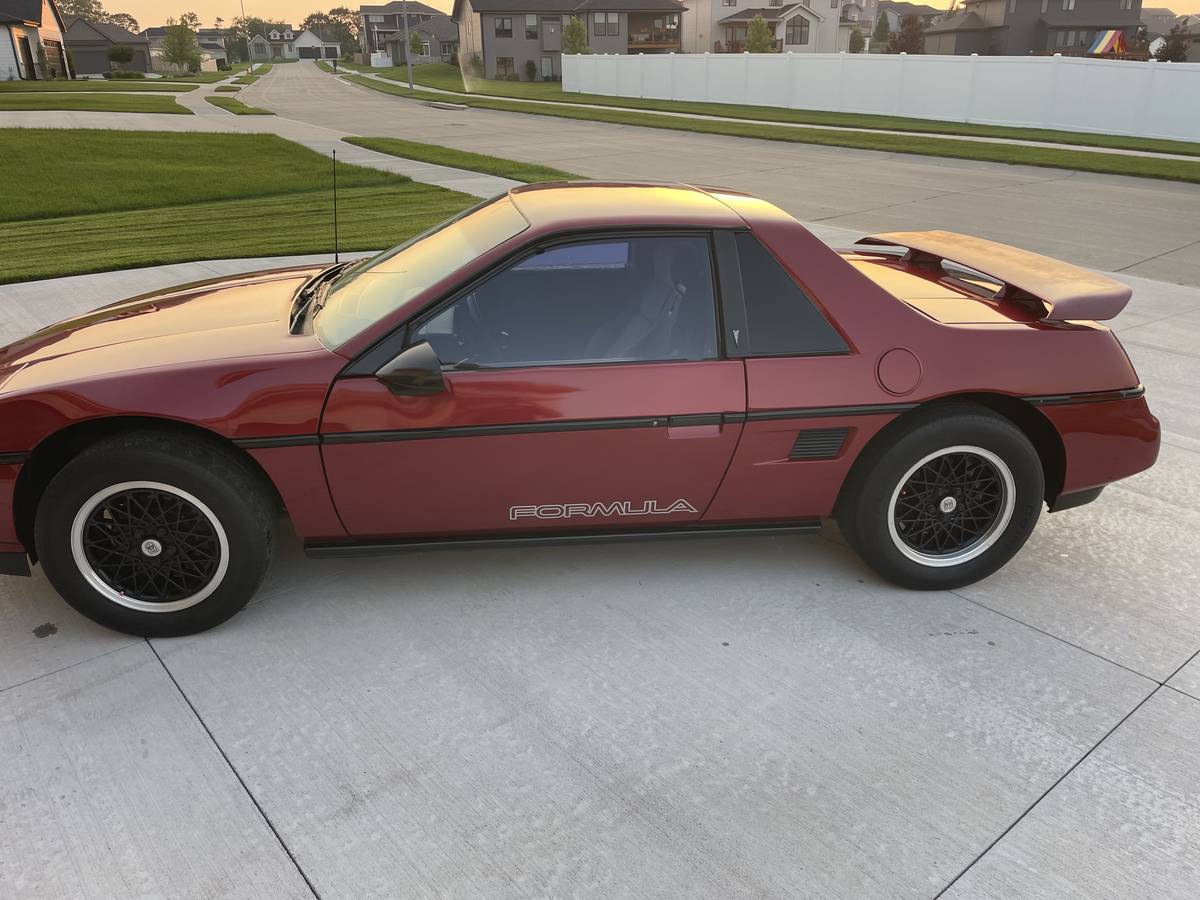 Pontiac-Fiero-formula-1988-1