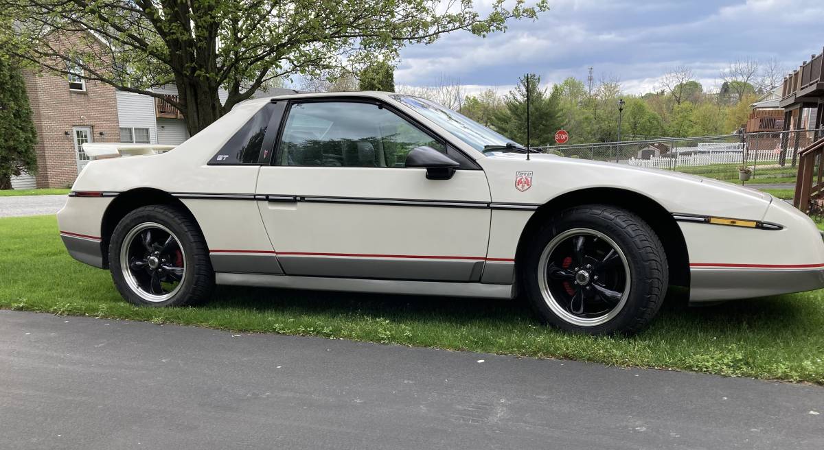 Pontiac-Fiero-gt-1985-white-12