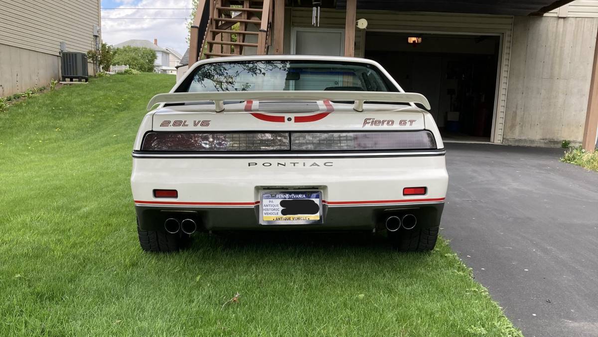 Pontiac-Fiero-gt-1985-white