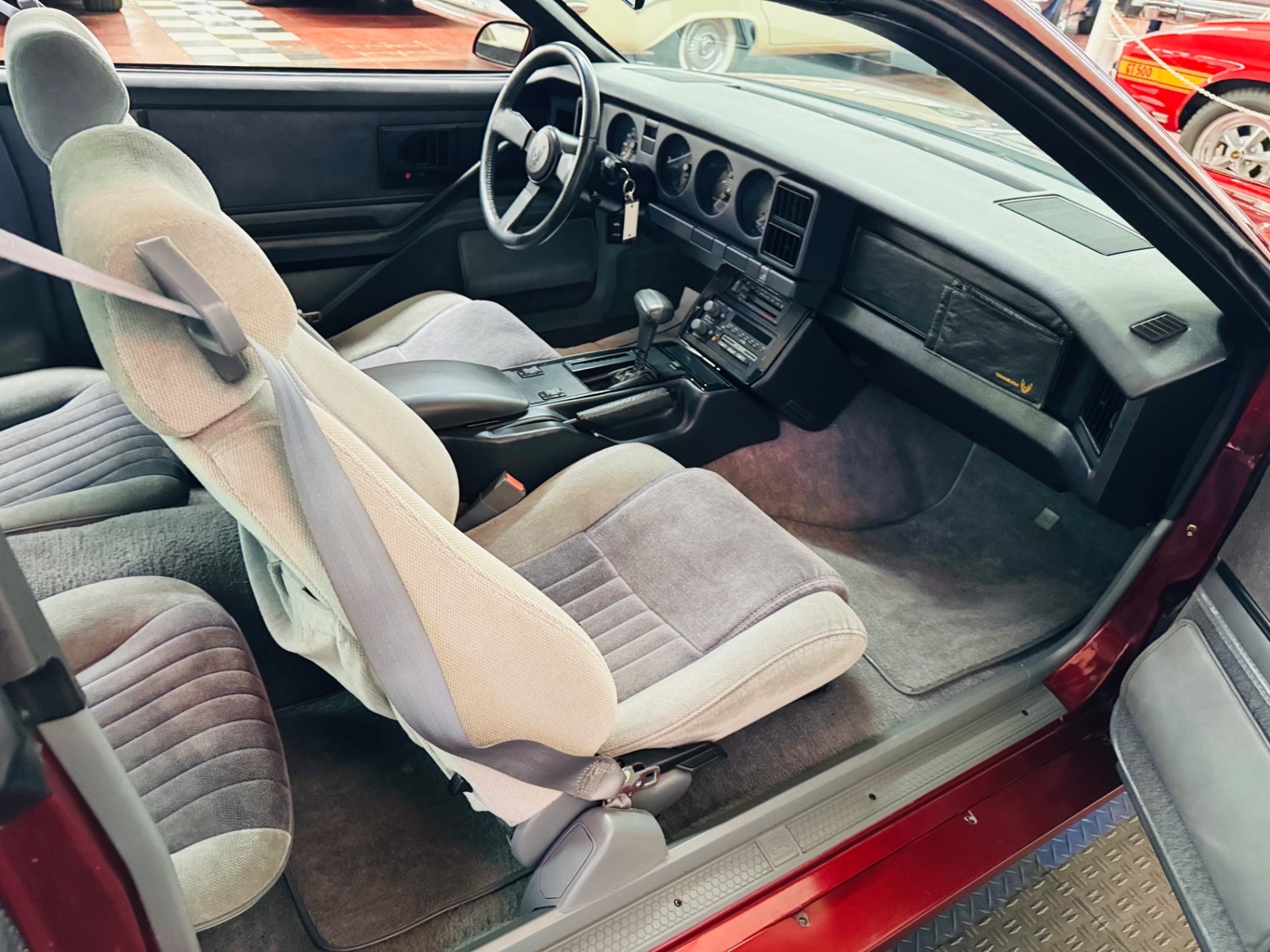 Pontiac-Firebird-1986-Hatchback-39