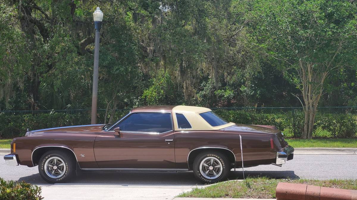 Pontiac Grand prix  1977 brown