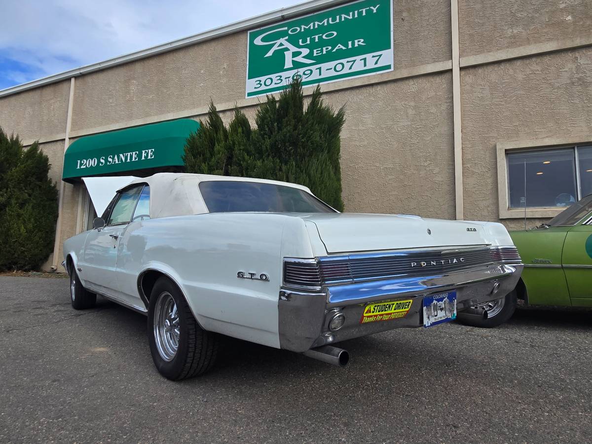 Pontiac-Gto-convertible-1965-white-19