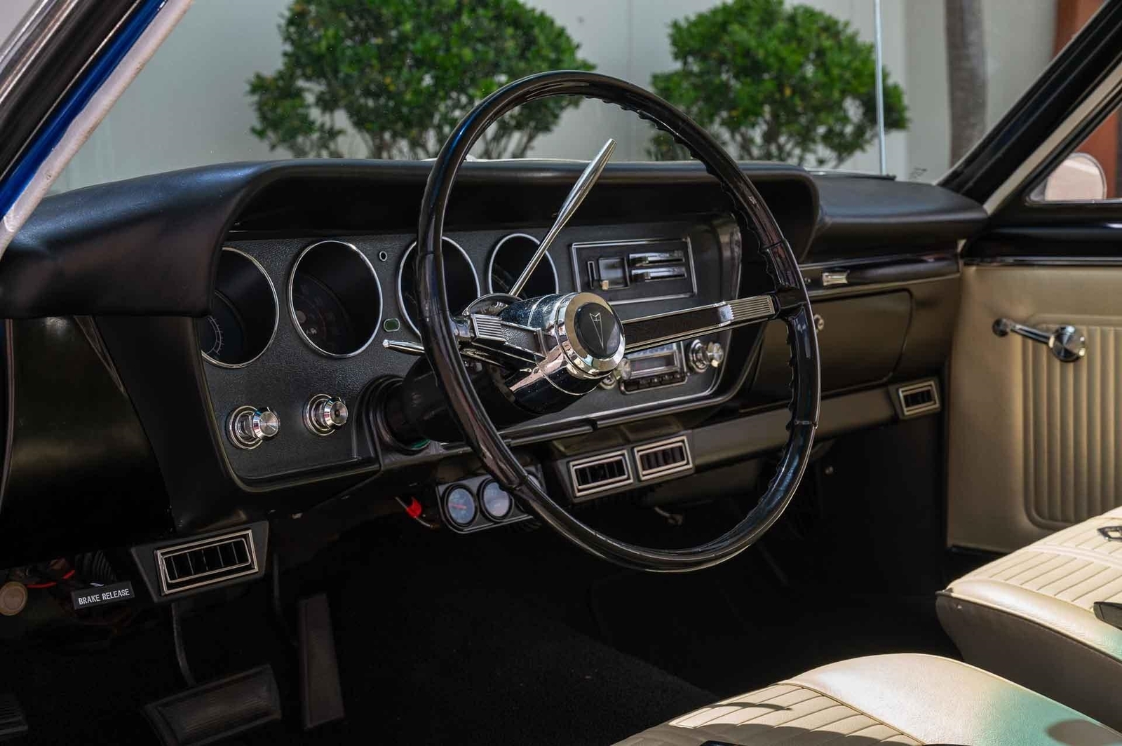 Pontiac-Le-Mans-1966-2-Door-10