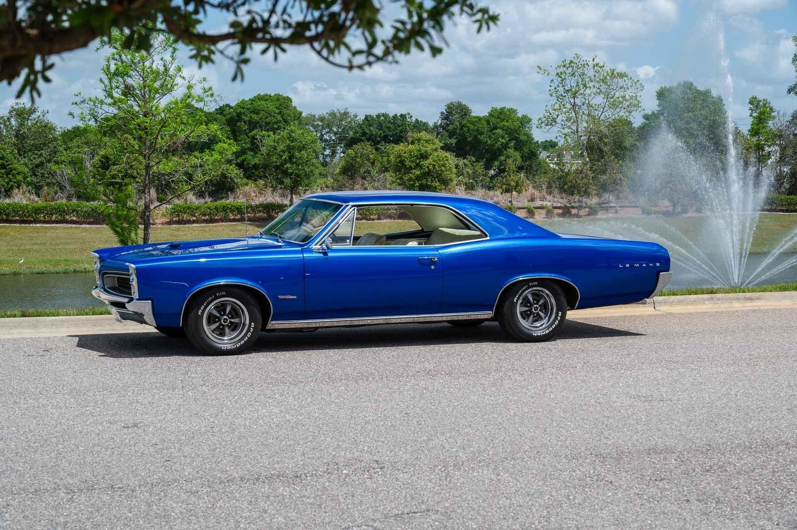 Pontiac-Le-Mans-1966-2-Door-15