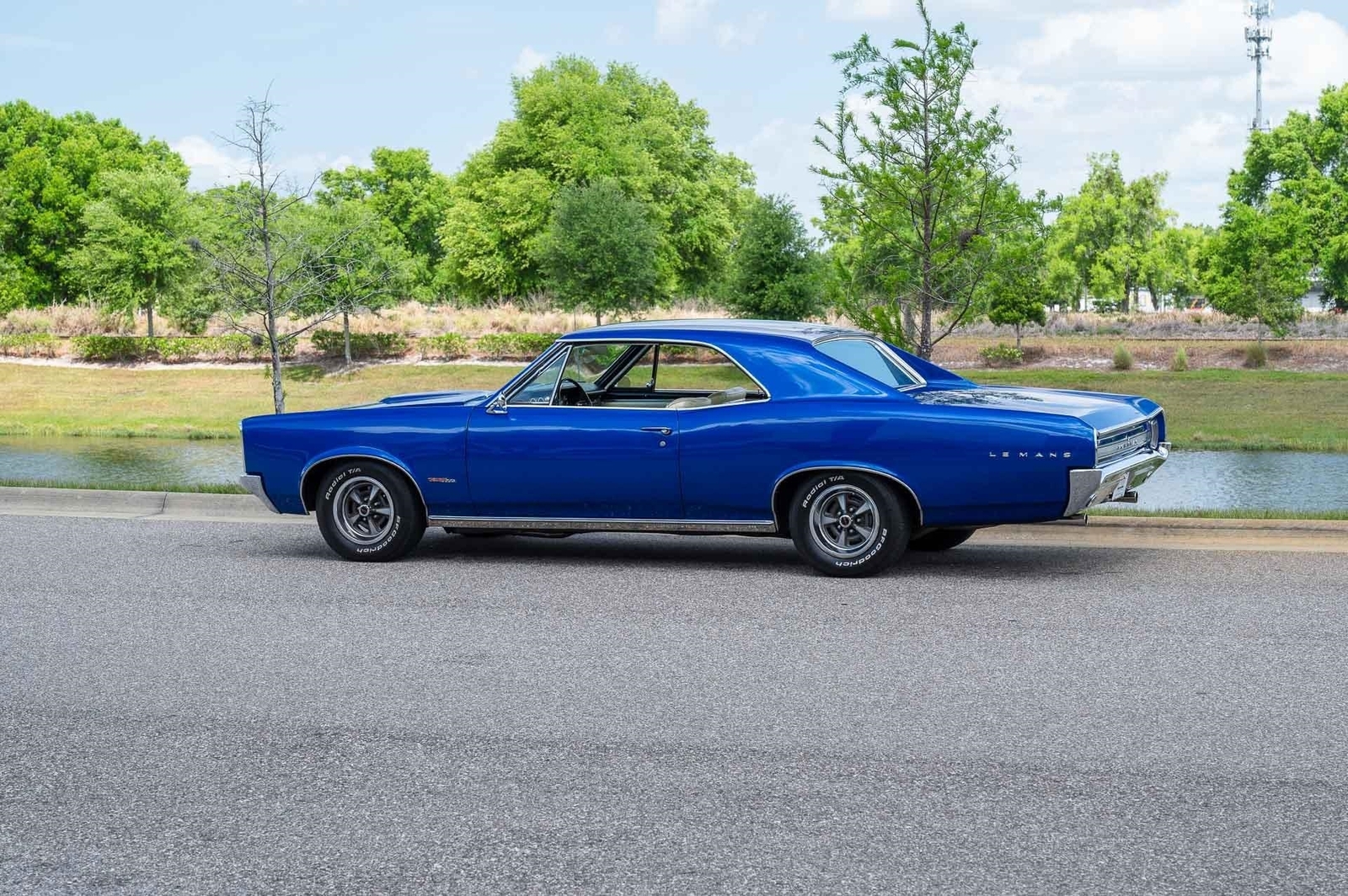 Pontiac-Le-Mans-1966-2-Door-18