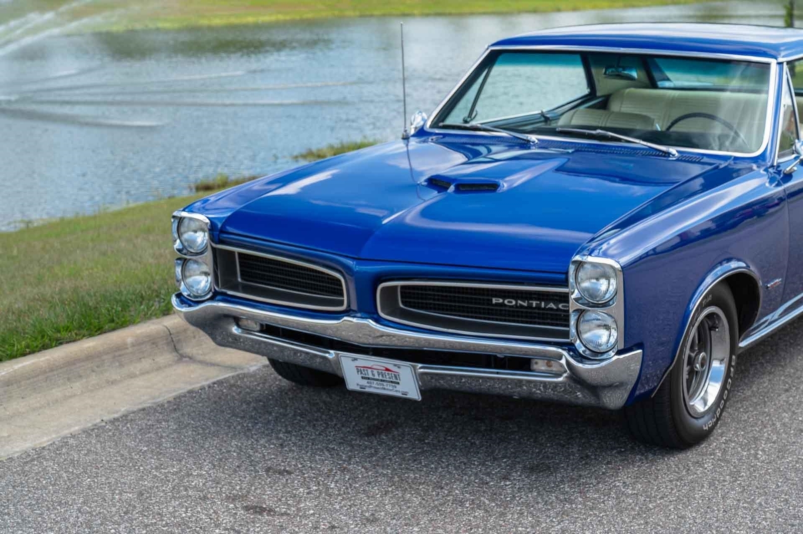 Pontiac-Le-Mans-1966-2-Door-25