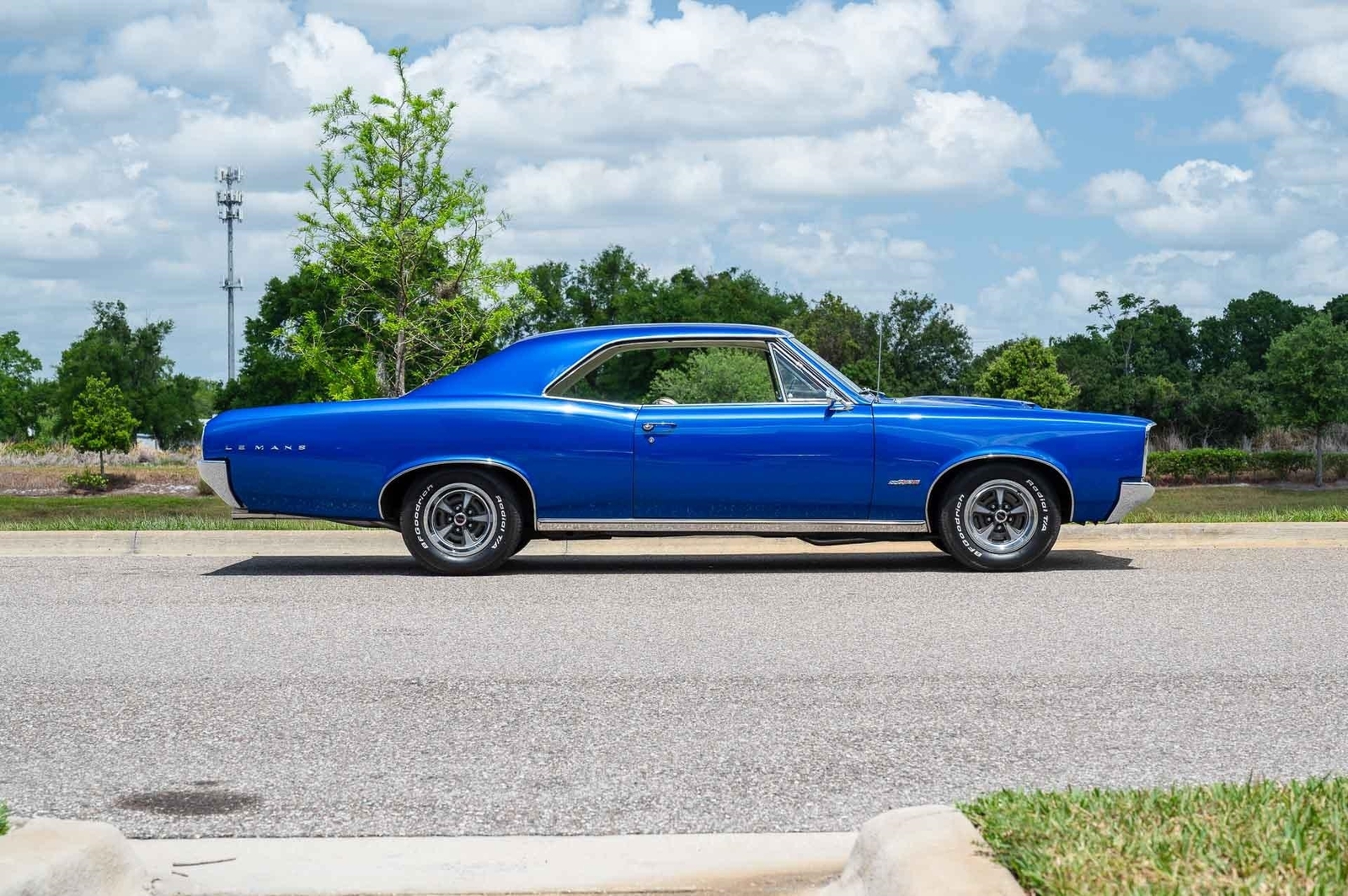 Pontiac-Le-Mans-1966-2-Door-38