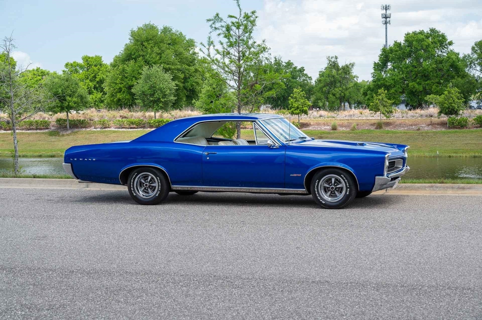 Pontiac-Le-Mans-1966-2-Door-39