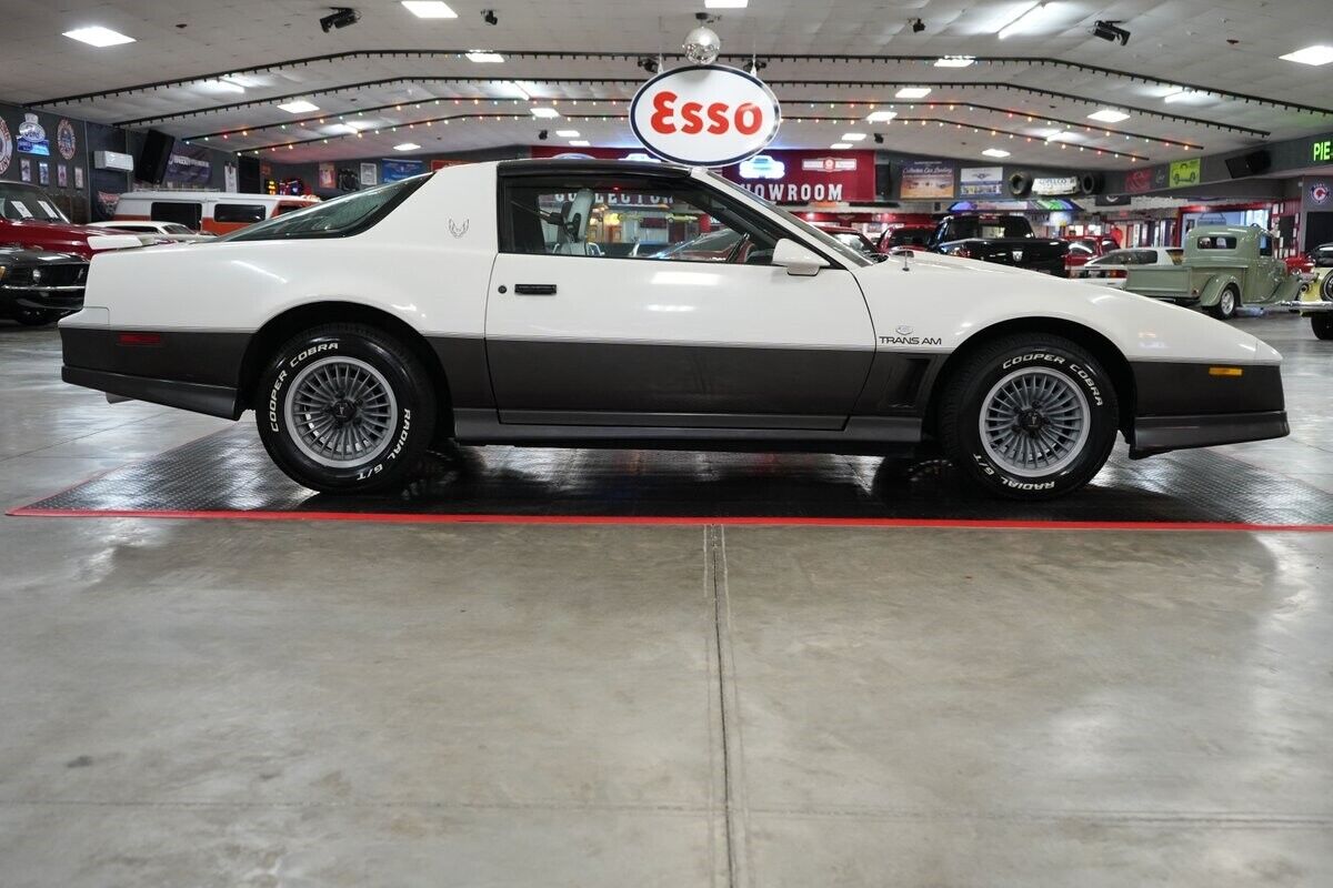 Pontiac-Trans-Am-1983-Coupe-23