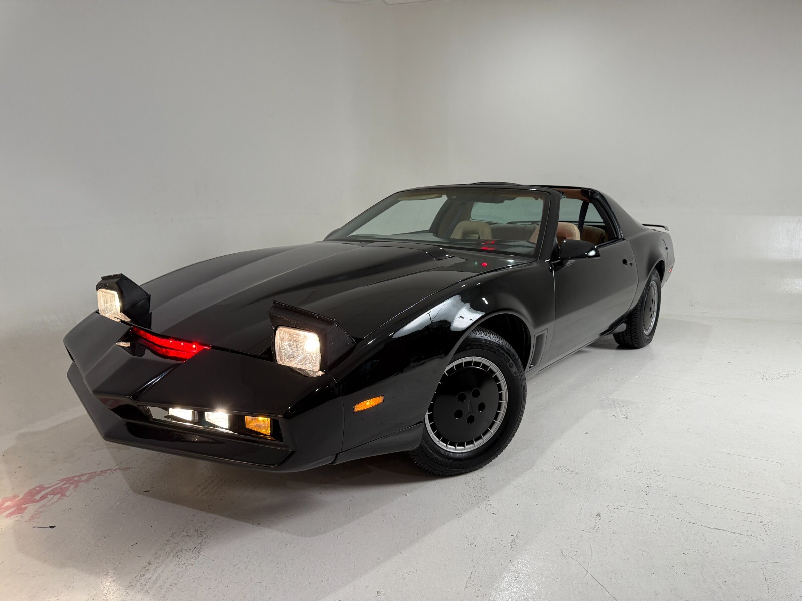 Pontiac-Trans-Am-1985-Hatchback-11