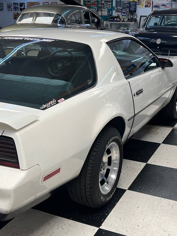 Pontiac-Trans-am-1982-white-3