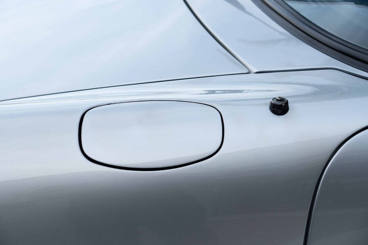 Porsche-911-1975-Coupe-35