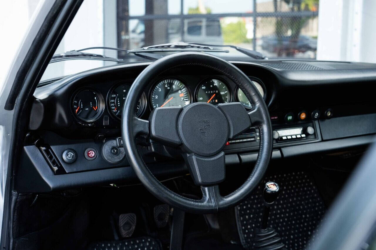 Porsche-911-1975-Coupe-7