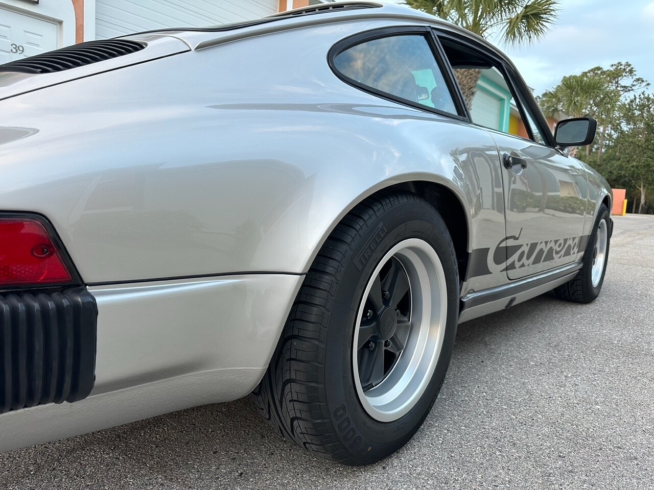 Porsche-911-1982-Coupe-11