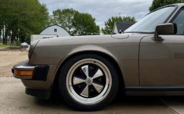 Porsche-911-1982-Coupe-11
