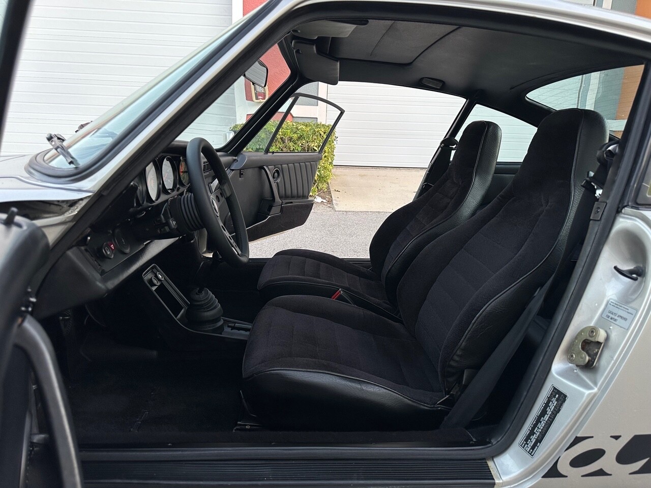 Porsche-911-1982-Coupe-16