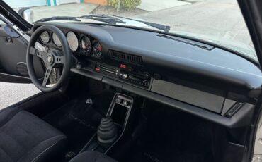 Porsche-911-1982-Coupe-17