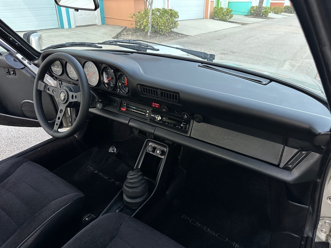Porsche-911-1982-Coupe-17