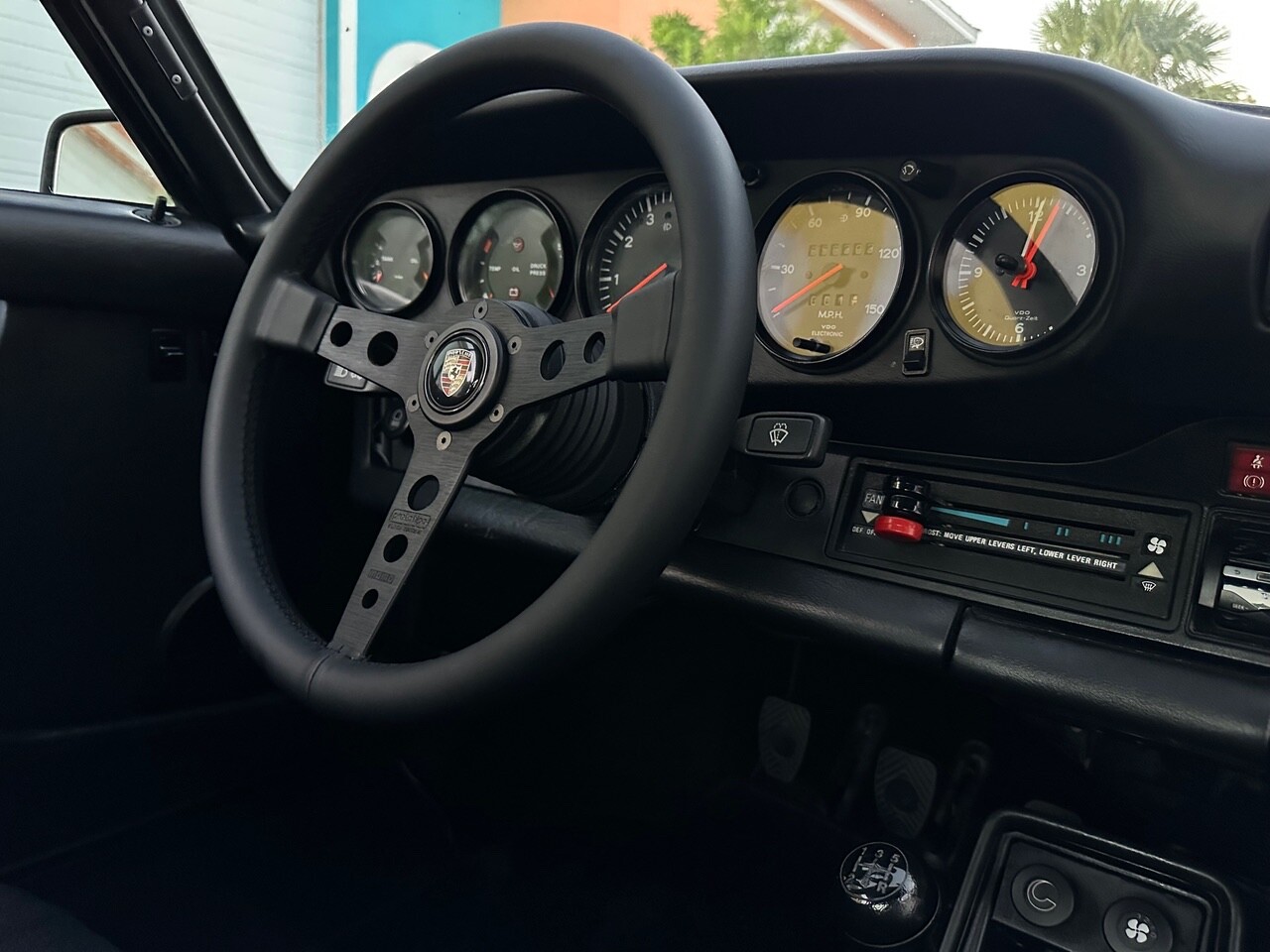 Porsche-911-1982-Coupe-24