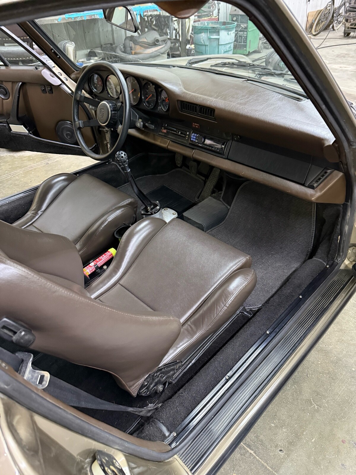 Porsche-911-1982-Coupe-25