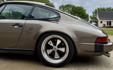 Porsche-911-1982-Coupe-9