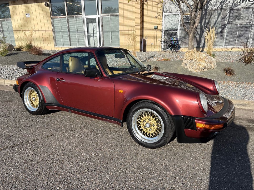 Porsche-911-1985-19