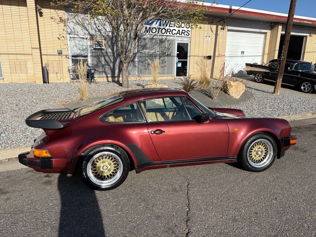 Porsche-911-1985-25