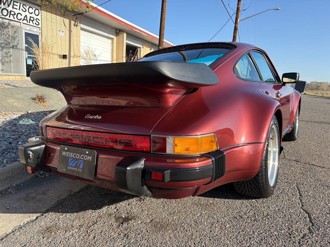Porsche-911-1985-26