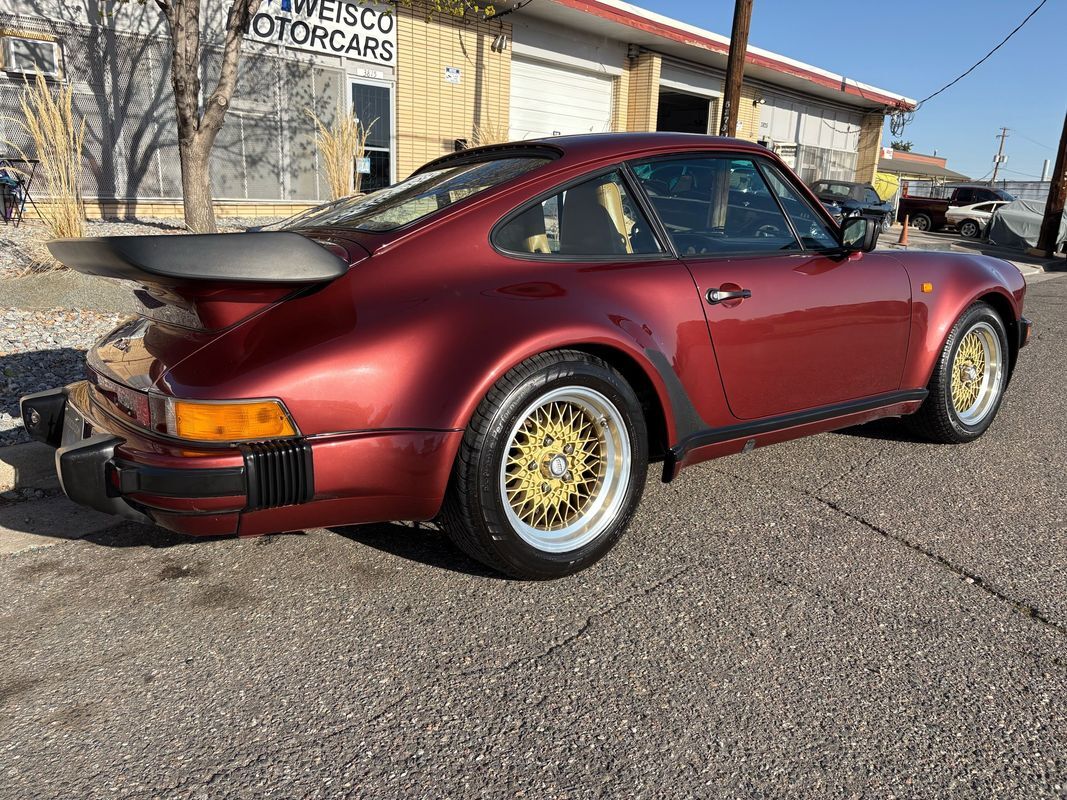 Porsche-911-1985-27