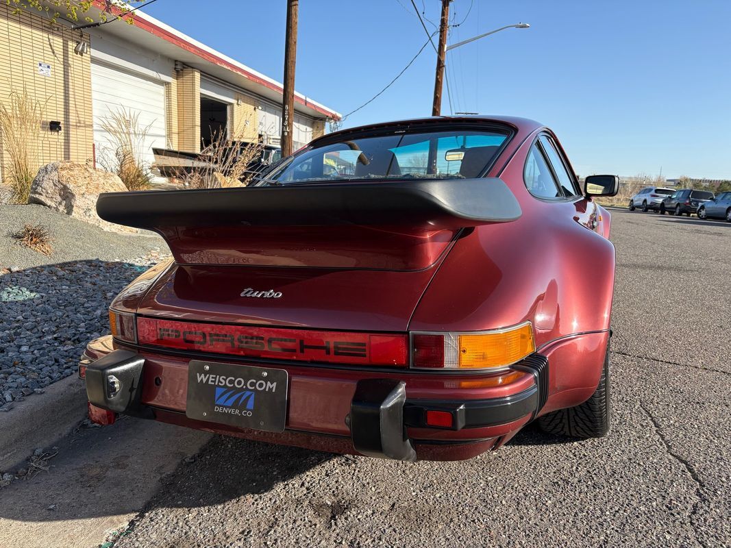 Porsche-911-1985-29