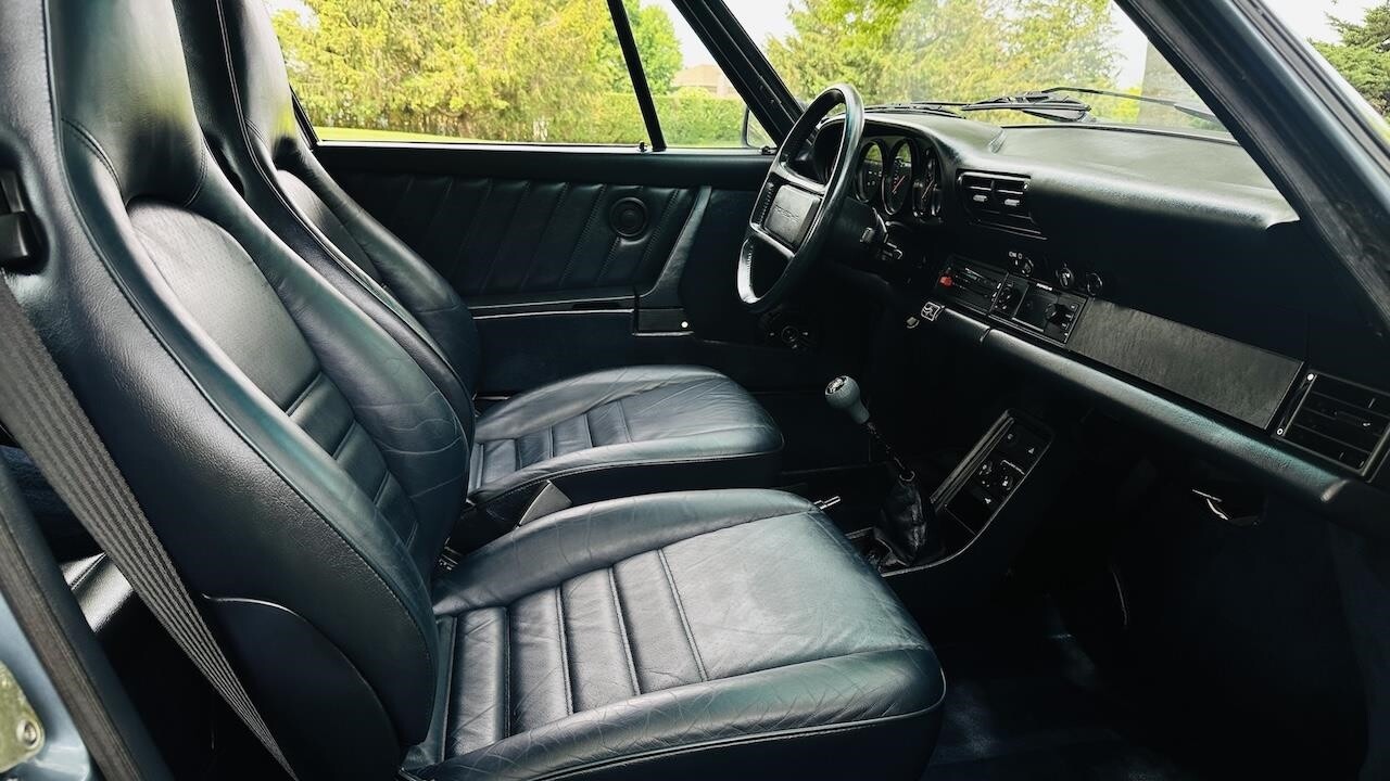 Porsche-911-1987-Coupe-37