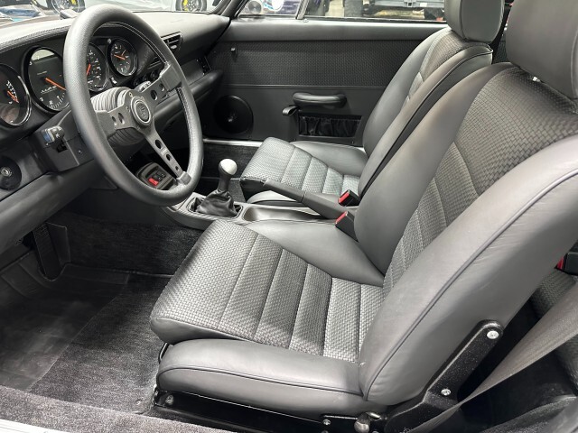 Porsche-911-1995-Coupe-18