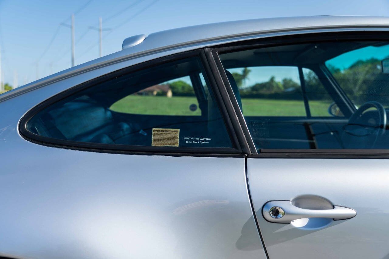 Porsche-911-1995-Coupe-28