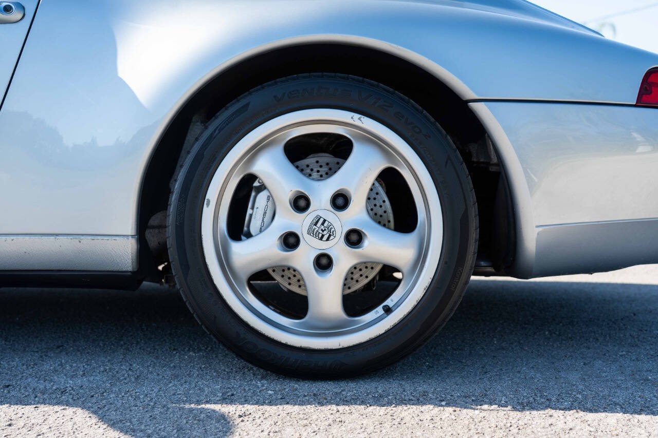 Porsche-911-1995-Coupe-35